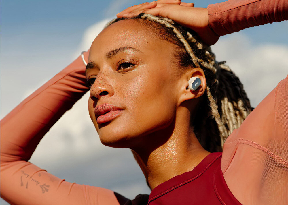 Słuchawki dokanałowe BOSE QuietComfort Ultra 2 gen pełne zanurzenie w muzyce komfort brzmienie, osoba z założonymi słuchawkami dokanałowymi