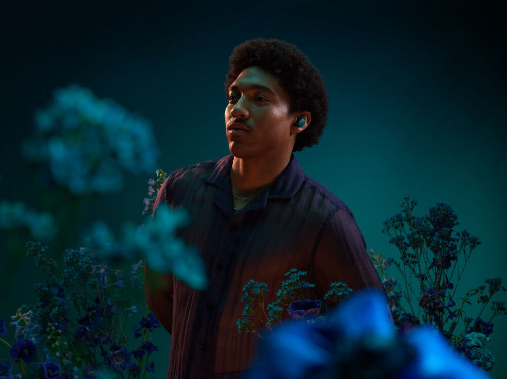 Słuchawki dokanałowe BOSE QuietComfort Earbuds 2 aktywna redukcja szumów ANC izolacja hałasu, osoba z założonymi słuchawkami dokanałowymi