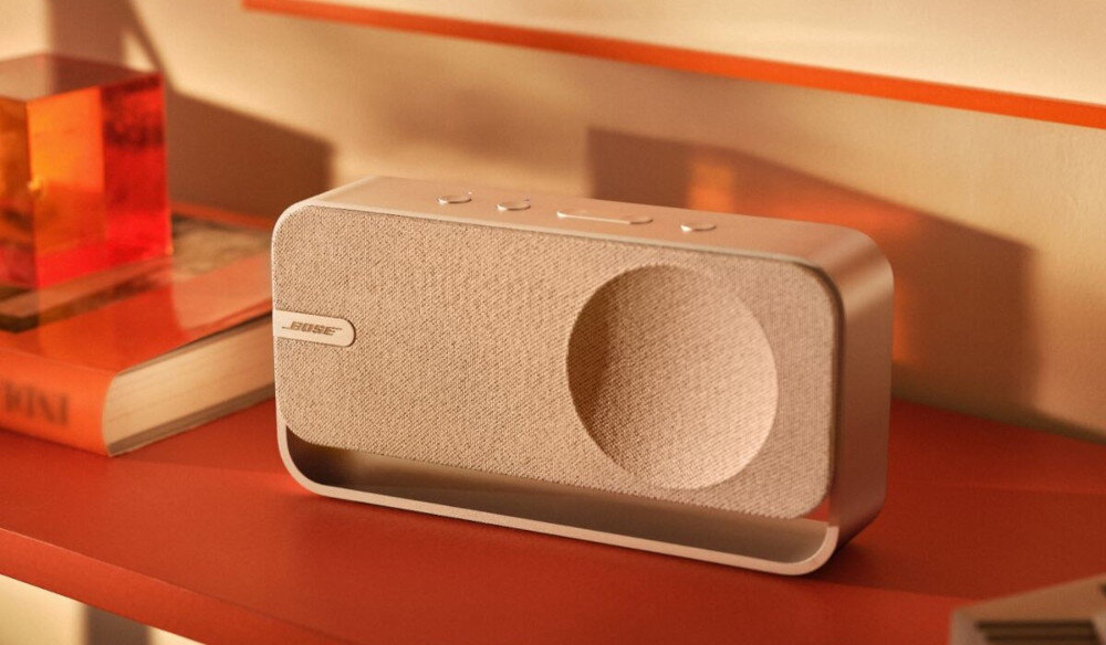 Głośnik mobilny BOSE SoundLink Home - elegancki design, głęboki dźwięk, łączność bezprzewodowa, Bluetooth 5.3, głośnik mobilny stojący na komodzie w pomieszczeniu