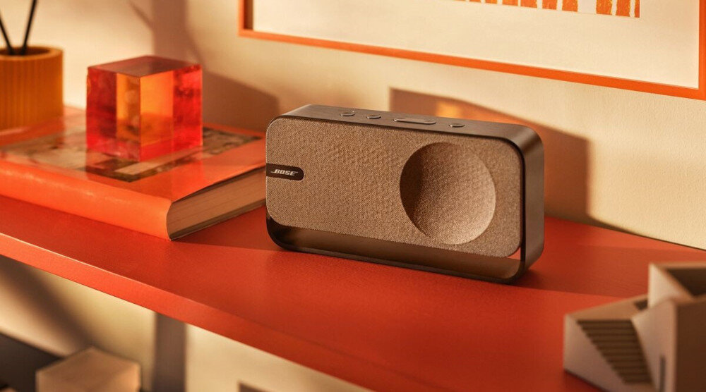 Głośnik mobilny BOSE SoundLink Home - elegancki design, głęboki dźwięk, łączność bezprzewodowa, Bluetooth 5.3, głośnik mobilny stojący na komodzie w pomieszczeniu
