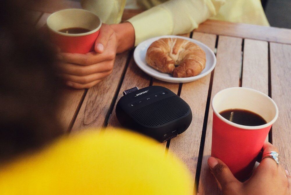 Głośnik mobilny BOSE SoundLink Micro 2nd Gen przenośny z silikonowym paskiem do przypięcia do torby lub roweru, głośnik leżący na stoliku