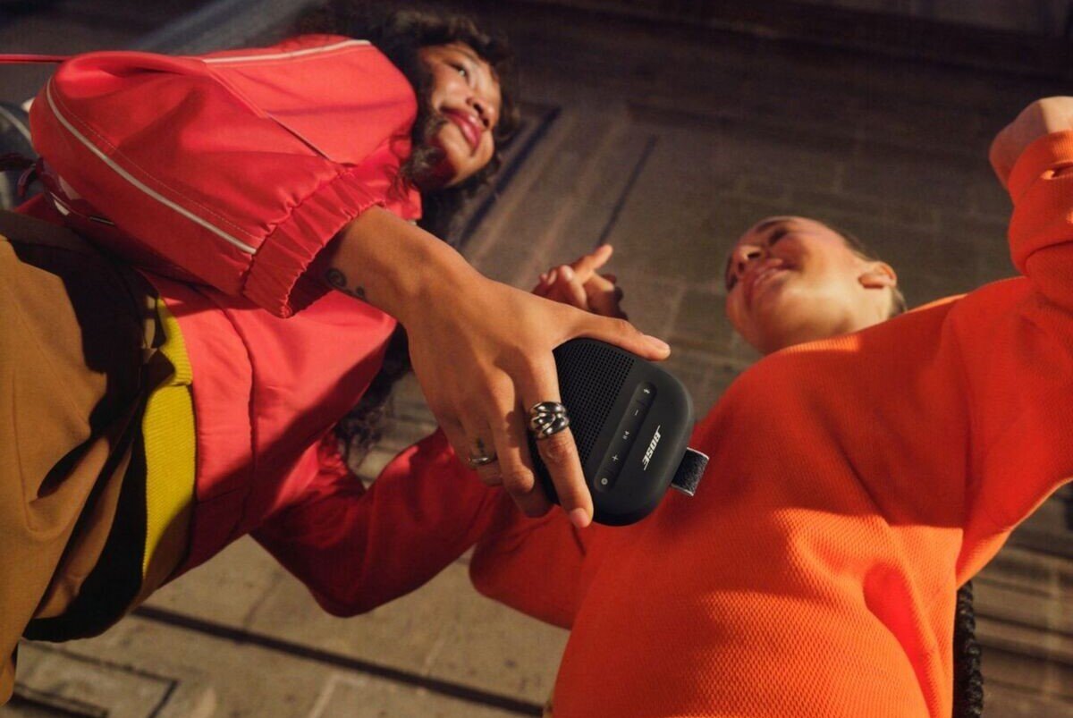 Głośnik mobilny BOSE SoundLink Micro 2nd Gen 12 godzin pracy akumulator USB-C, osoba trzymająca głośnik w ręku