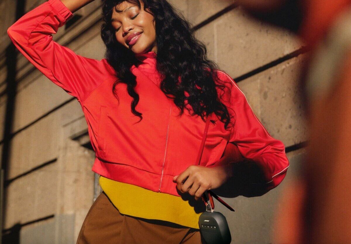 Głośnik mobilny BOSE SoundLink Micro 2nd Gen Bluetooth 9 metrów szybkie połączenie bez opóźnień, osoba trzymająca głośnik w ręku