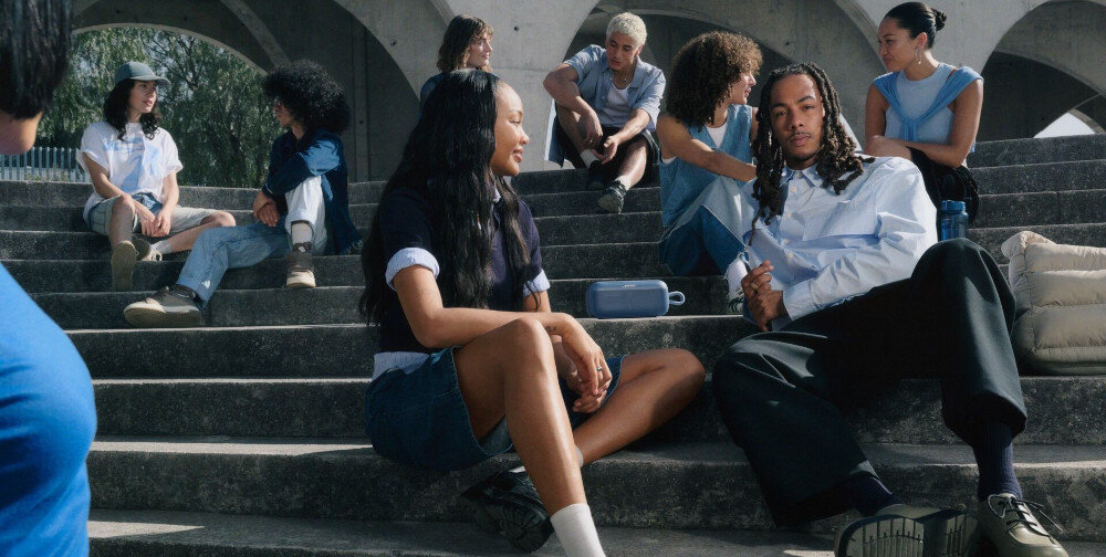 Głośnik mobilny BOSE SoundLink Plus 20 godzin pracy akumulatora przenośny głośnik Bluetooth, osoby siedzące na schodach, głośnik stojący na schodach