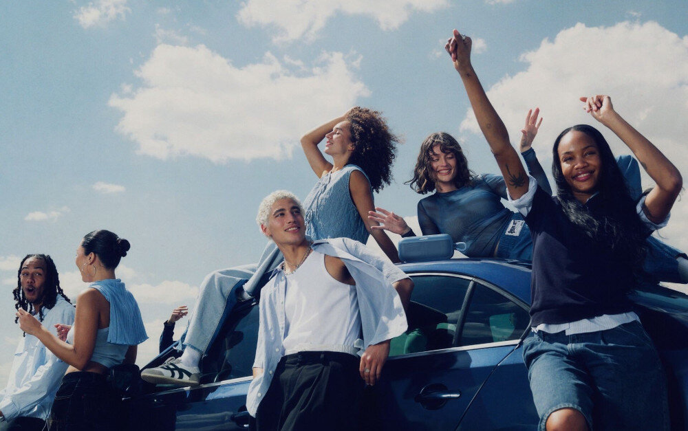 Głośnik mobilny BOSE SoundLink Plus połączenie stereo i tryb party dwa głośniki Bluetooth, głośnik stojący na dachu samochodu, osoby opierające się na samochodzie