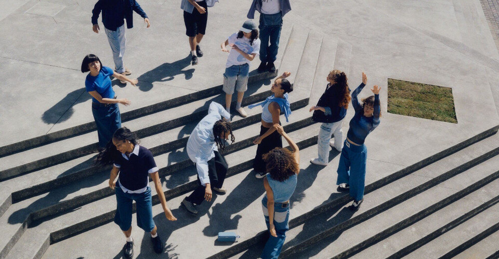 Głośnik mobilny BOSE SoundLink Plus aplikacja BOSE Music korekcja dźwięku i kontrola baterii, osoby bawiące się na schodach, głośnik stojący na schodach