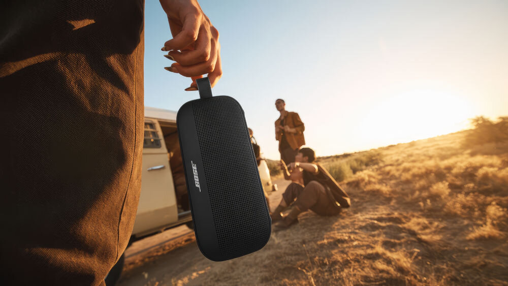 Głośnik mobilny BOSE SoundLink Flex 2 gen dźwięk Hi-Fi regulacja EQ aplikacja BOSE, głośnik trzymany za pasek