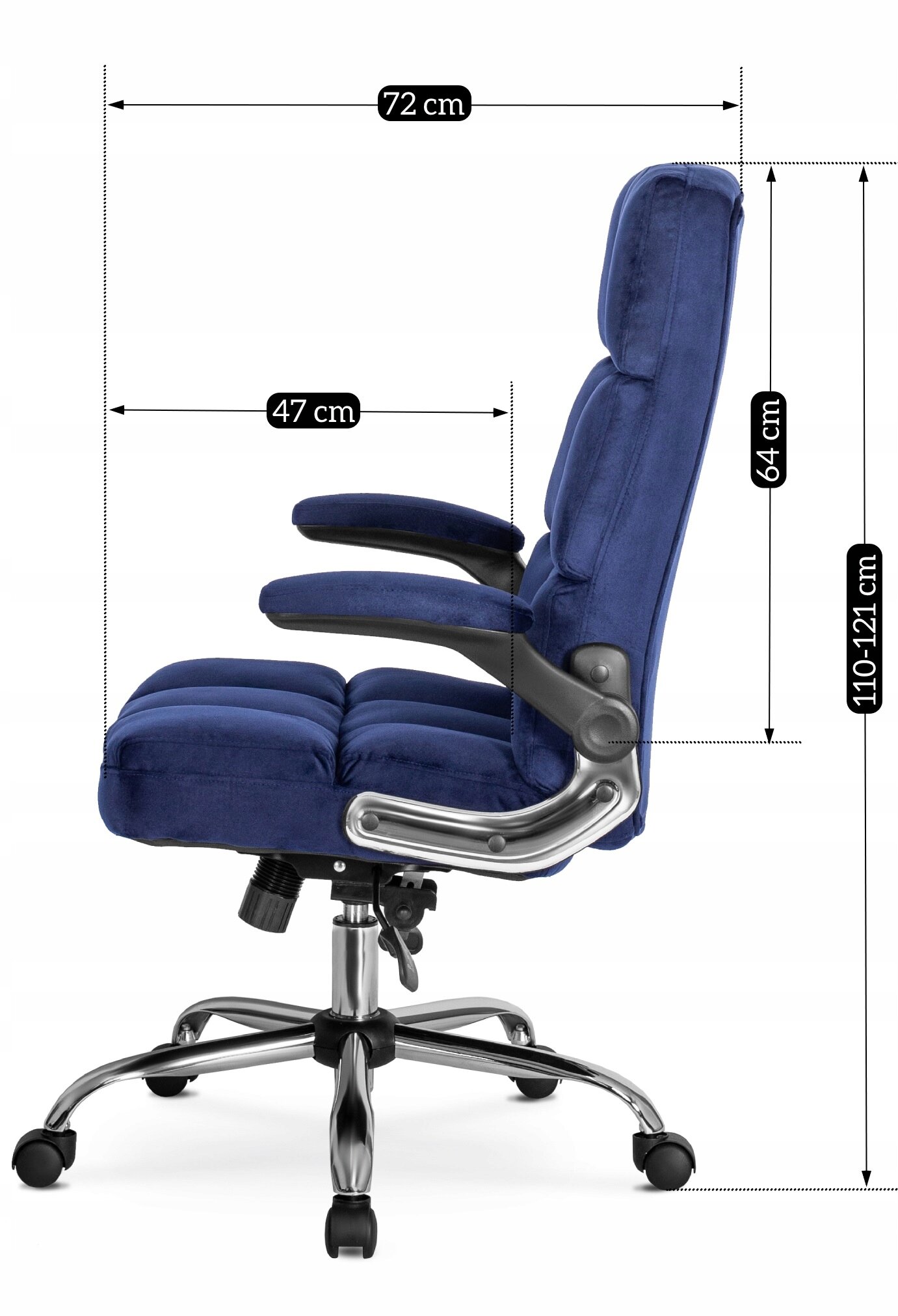 Obraz przedstawia granatowy, welurowy fotel biurowy z podłokietnikami i metalową podstawą na kółkach. Widoczne są wymiary: szerokość 72 cm, głębokość 47 cm, wysokość oparcia 64 cm, oraz regulowana wysokość całkowita 110-121 cm.