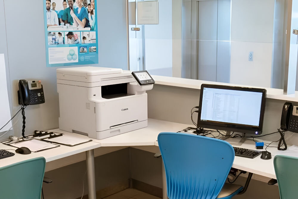 Urządzenie wielofunkcyjne CANON i-SENSYS MF667Cdw Druk w kolorze, Automatyczny druk dwustronny, Wi-Fi prezentacja urządzenia na biurku w biurze