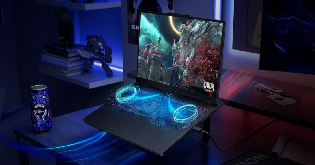  Laptop Lenovo Legion z grą DOOM na ekranie pokazującą gotycką katedrę z demonami i czerwonym wzorem krwi, klawiatura z niebieskimi świecącymi okręgami holograficznymi nad nią symbolizującymi efekt chłodzenia, puszka Legion po lewej niebieska, figurka mechaniczna na półce w tle niebieskim, gamepad Xbox po prawej, efekt wizualny zaawansowanego systemu chłodzenia laptopa gamingowego. - System chłodzenia Legion Coldfront Hyper 