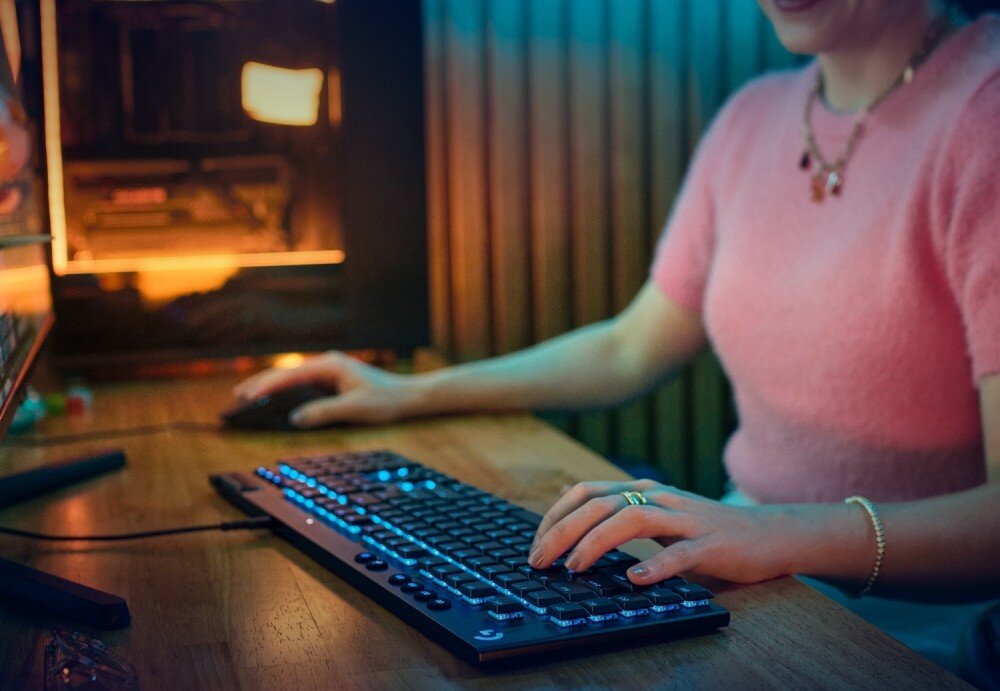 Klawiatura LOGITECH G915 X Czarny podłączenie kabel profil