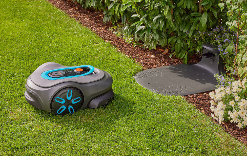 Robot koszący GARDENA Sileno Max 800 19901-32 robot stoi na trawie jadąc do stacji ładującej do trawników o powierzchni do 800 m² podwójna tarcza tnąca z trzema nożami system Trim-to-Edge dociera do krawędzi ogrodzenia i ścian z dokładnością do 1 cm cięcie trawy na szerokość 220 mm i na wysokość od 25 do 45 mm