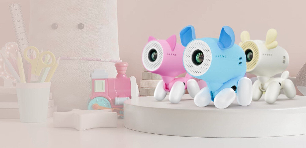 KIANO Alpha Kid projektor edukacyjny nauka zabawa dzieci język polski angielski matematyka przyroda, trzy wersje projektora stojące na postumencie