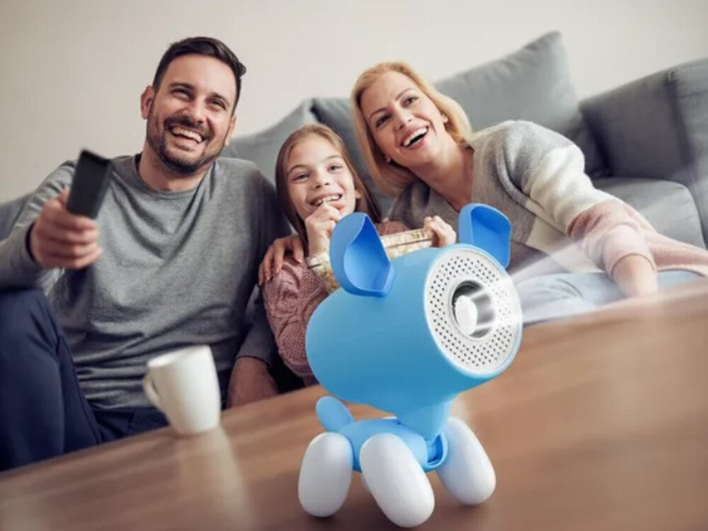 KIANO Alpha Kid projektor kontrola rodzicielska bezpieczeństwo treści dzieci, rodzina siedząca przed kanapą, projektor stojący na stoliku