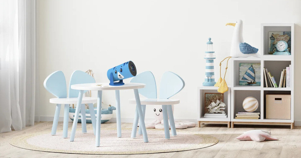 Projektor KIANO Kid Dog bajki filmy duży ekran kino domowe, projektor stojący na stoliku w pokoju dziecięcym