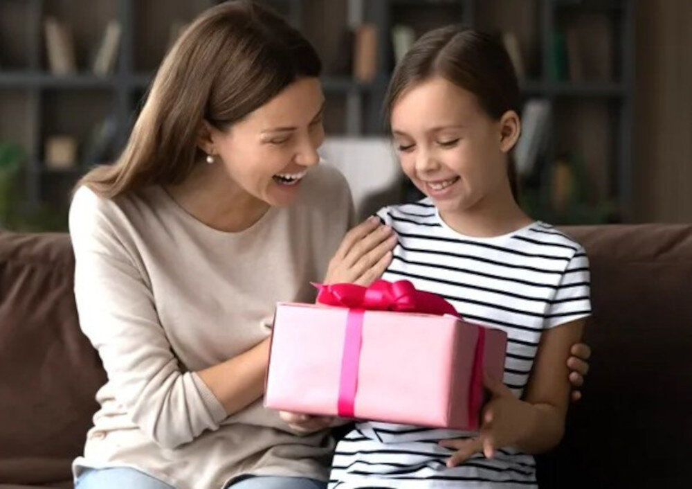 Projektor KIANO Kid Dog prezent dla dzieci gotowy do działania efekt wow, rodzic wręczający dziecku prezent