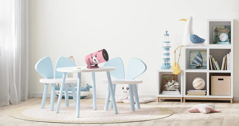 Projektor KIANO Kid Cat bajki filmy duży ekran kino domowe, projektor stojący na stoliku w pokoju dziecięcym