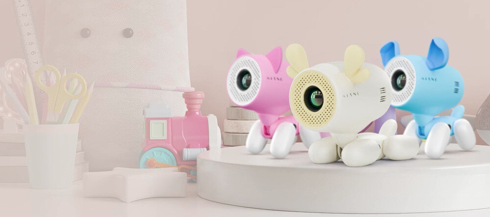 KIANO Alpha Kid projektor edukacyjny nauka zabawa dzieci język polski angielski matematyka przyroda, trzy wersje projektora stojące na postumencie