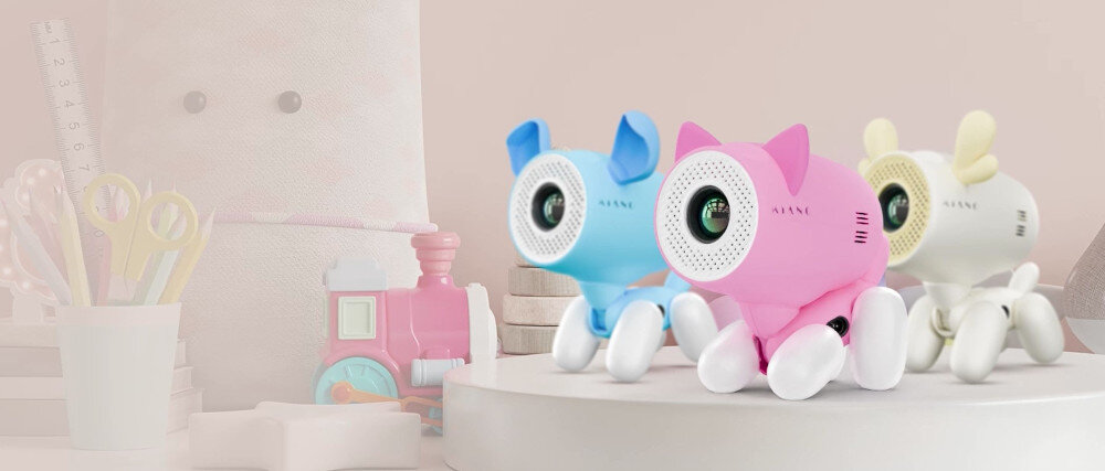 KIANO Alpha Kid projektor edukacyjny nauka zabawa dzieci język polski angielski matematyka przyroda, trzy wersje projektora stojące na postumencie