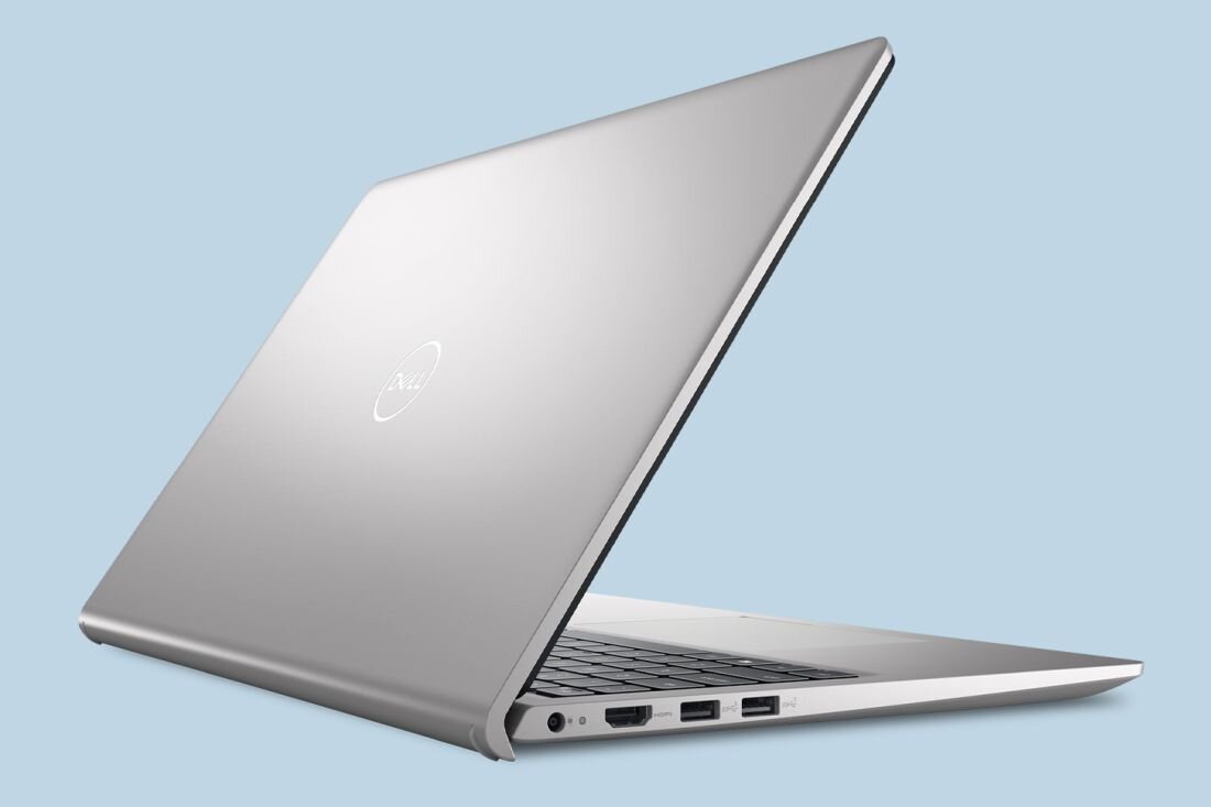 Laptop Dell 15 pokazany pod kątem prezentuje zamkniętą obudowę oraz boczne porty na jednolitym niebieskim tle - EKOLOGIA I ZRÓWNOWAŻONY ROZWÓJ 