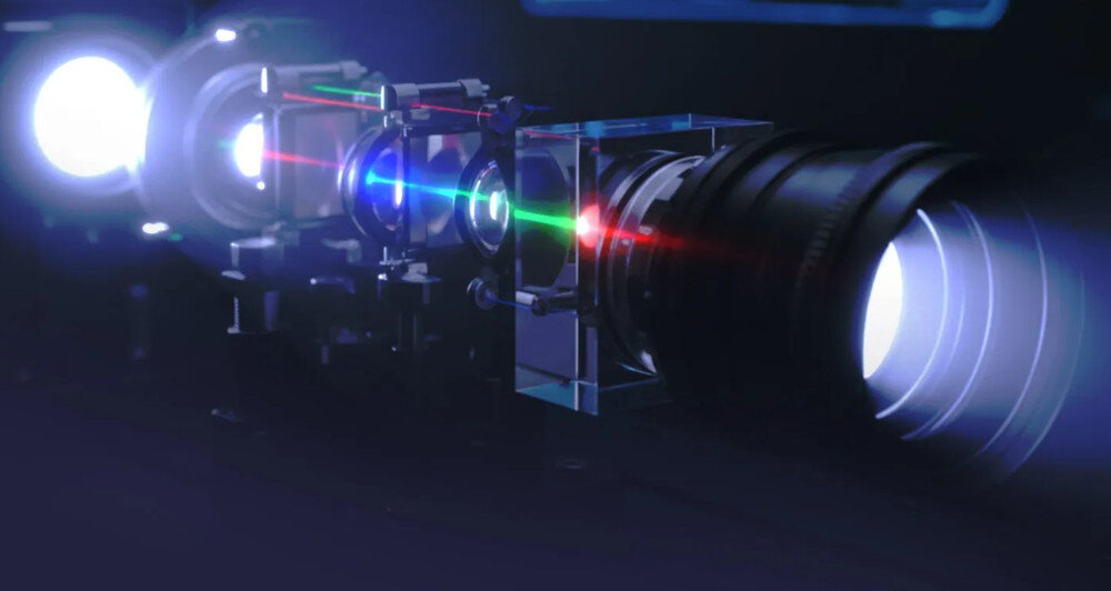 Projektor KIANO Elegance Cinema LED jasność intensywne kolory szczegółowy obraz, budowa soczewki