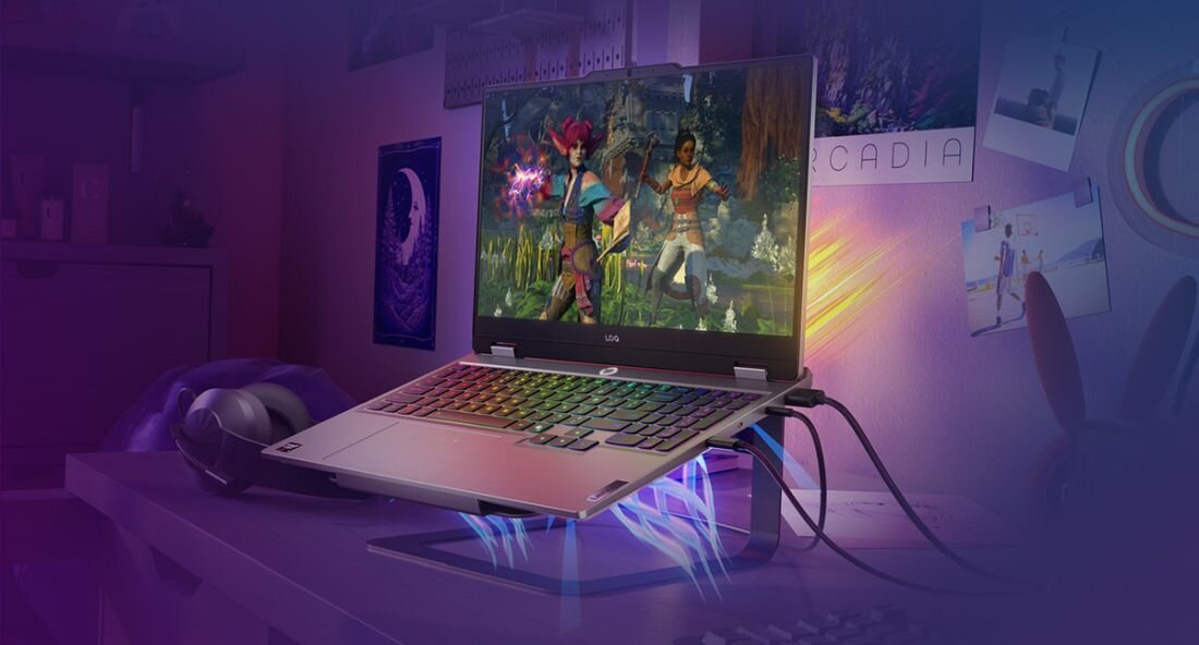 Laptop Lenovo LOQ 15AHP10 z systemem chłodzenia Hyperchamber, podświetlana klawiatura RGB, ekran z kolorową grafiką gry, widok z boku na biurku gamingowym. - chłodzenie, Hyperchamber 