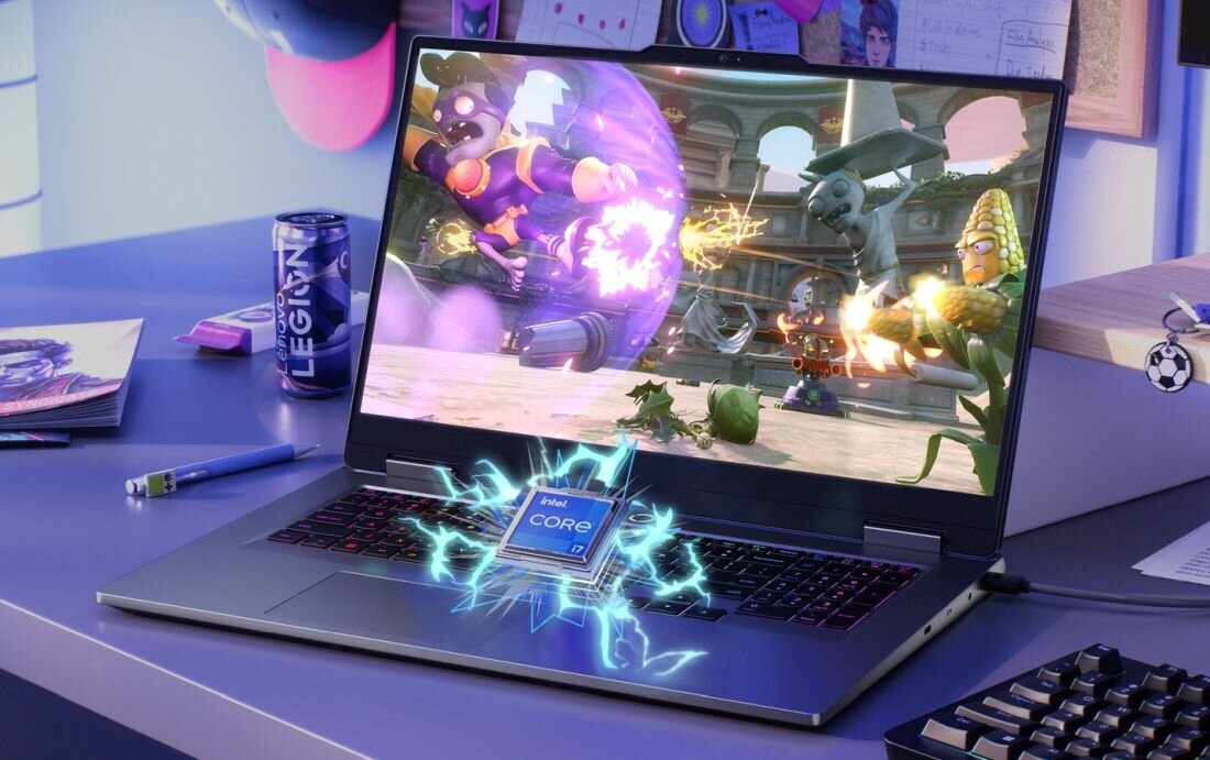 Laptop LENOVO LOQ 17IRX10 na gamingowym stanowisku z fioletowym ambient lighting, holograficzny procesor Intel Core z błękitną energią unoszącą się nad klawiaturą RGB, puszka napoju LEGION ENERGY, mechaniczna klawiatura kompaktowa - Intel Core i7-13650HX, RAM DDR5 32 GB, dysk SSD 1 TB