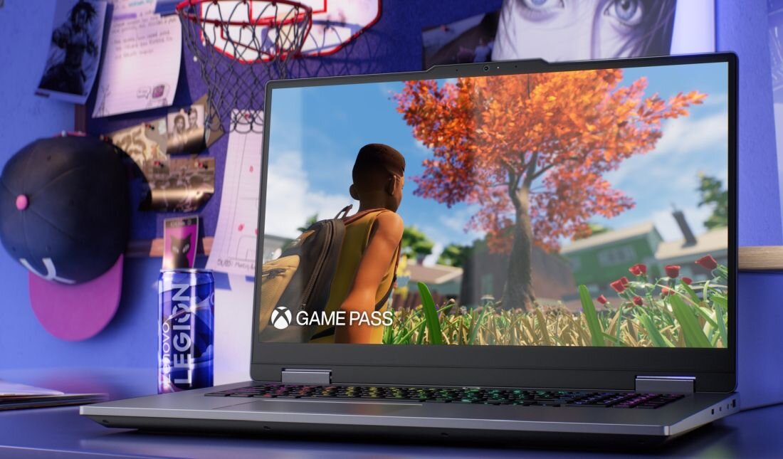 Laptop gamingowy LENOVO LOQ 17IRX10 z podświetlaną klawiaturą RGB wyświetlający walkę z potworami w prehistorycznej dżungli, logo GAME PASS na ekranie i zewnętrznym monitorze, stonowane fioletowe oświetlenie ambientowe na stanowisku gracza, słuchawki i klawiatura mechaniczna po bokach - Prezentacja laptopa LENOVO LOQ 17IRX10