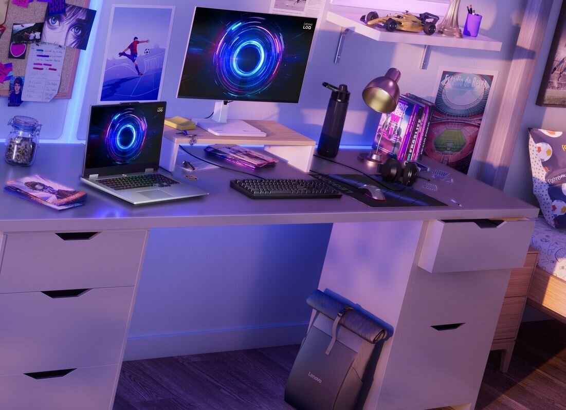 Stanowisko z laptopem LENOVO LOQ 17IRX10 i monitorem zewnętrznym wyświetlającym logo LOQ w koncentrycznych pierścieniach fioletowych, ściana z fotografiami polaroid, mechaniczna klawiatura, gitara, figurki, pokój twórcy z fioletowym oświetleniem LED - Ekosystem LOQ, synchronizacja RGB, Legion Space