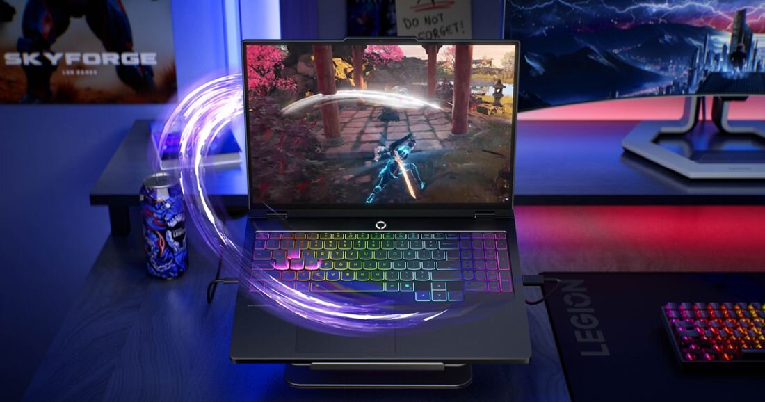  Laptop Lenovo Legion otwarty na czarnym stole gamingowym z efektem fioletowego światła okrągłego wokół podstawy, ekran z grą akcji azjatyckiej świątyni z czerwonymi liśćmi i wojownikiem z mieczem na dziedzińcu, klawiatura RGB pełnokolorowa niebieska zielona fioletowa różowa żółta, puszka Legion po lewej, plakaty filmowe w tle SKYFORGE i notatka DO NOT FORGET na ścianie, setup profesjonalny gamingowy  - Legion TrueStrike Pełnowymiarowa klawiatura 