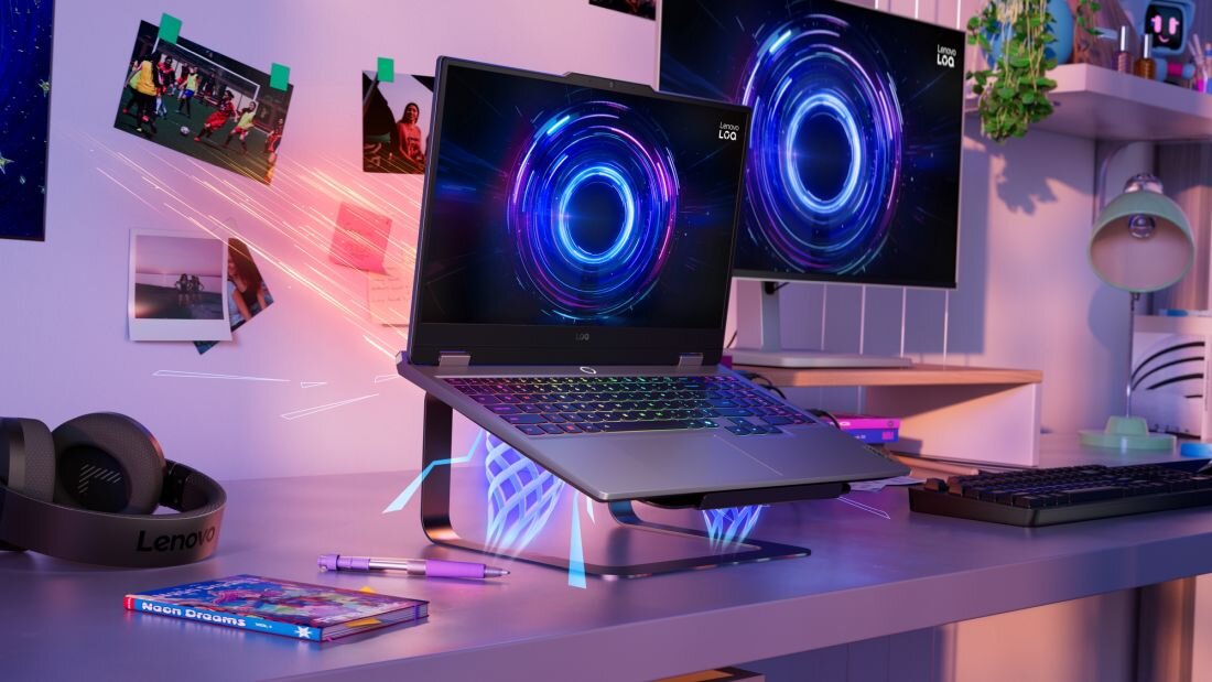 Laptop LENOVO LOQ na aluminiowym stojaku z podświetleniem RGB, dwa monitory z logo LOQ, stanowisko gamingowe z fioletowym oświetleniem, technologia Hyperchamber do odprowadzania ciepła - System chłodzenia Hyperchamber, LENOVO AI Engine 