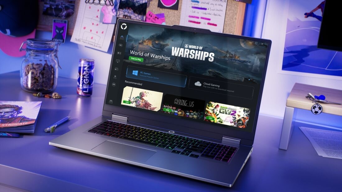 Laptop LENOVO LOQ 17IRX10 z interfejsem Legion Space wyświetlającym World of Warships, polecane gry PC Gaming i Cloud Gaming, słuchawki gamingowe obok, neon LEGION na ścianie - Legion Space, Game Coach, Game Clip Master