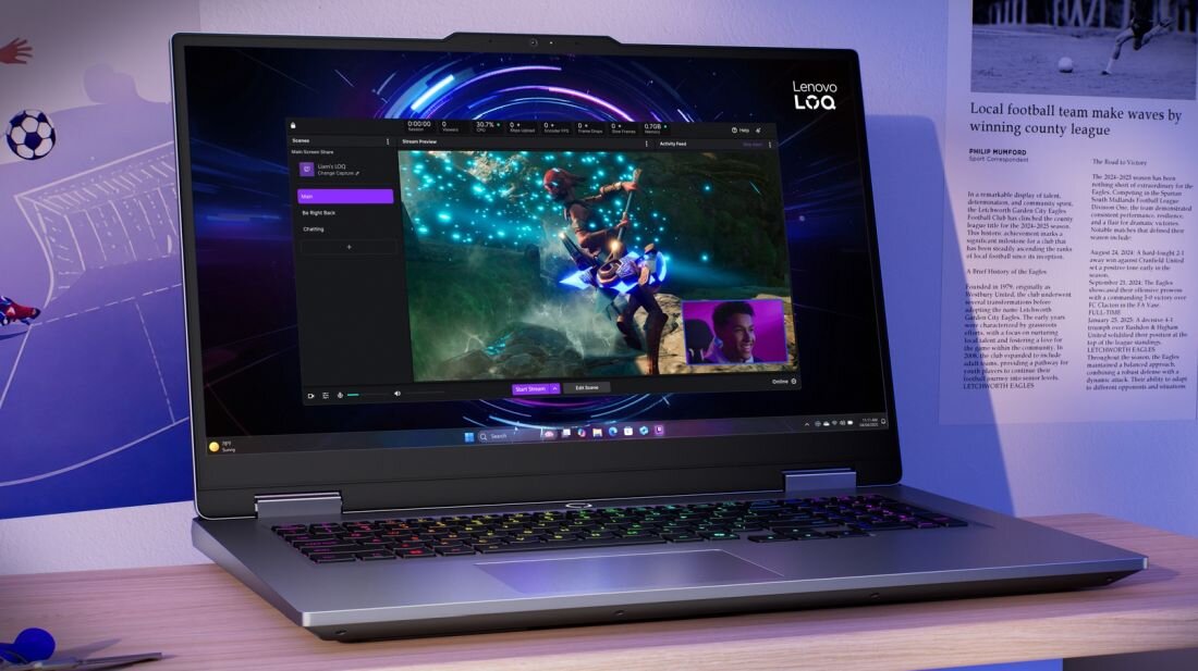 Laptop LENOVO LOQ 17IRX10 podczas streamingu z oknem kamery gracza w prawym dolnym rogu, rozgrywka z efektami niebieskimi, klawiatura RGB, rozwiązanie dla streamerów i twórców treści gamingowych - Kamera 5 Mpix, fizyczny przełącznik E-Shutter