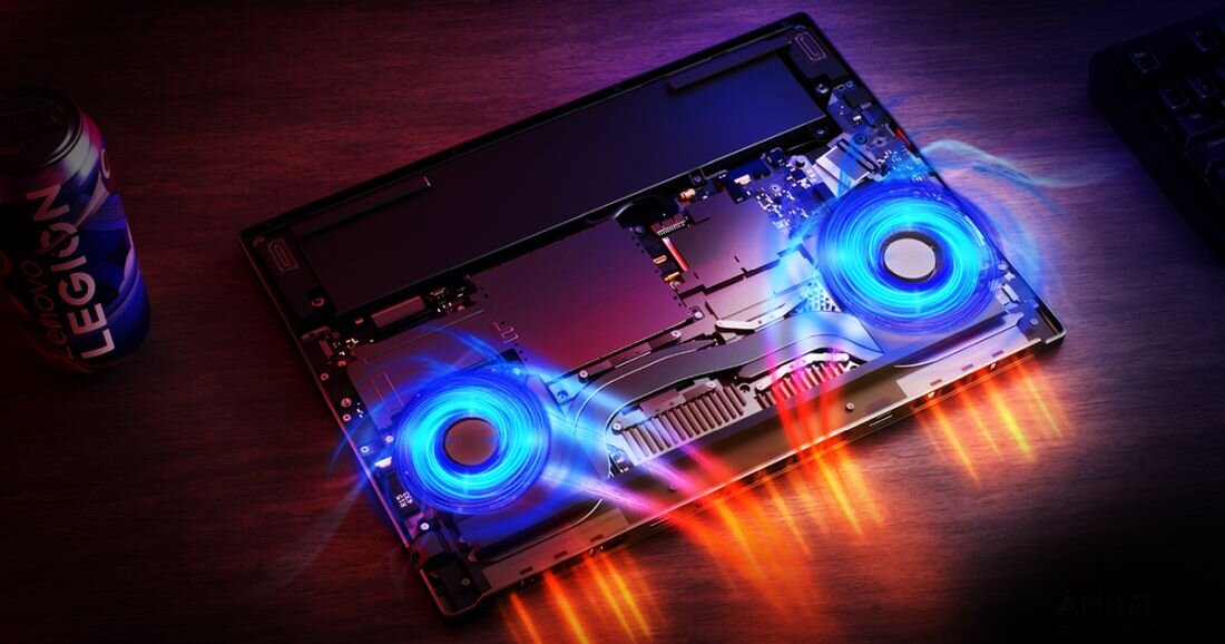  Wnętrze laptopa Lenovo Legion z dwoma wentylatorami niebiesko podświetlonymi, płyta główna z różowo-niebieskim światłem, puszka Legion Energy, drewniane biurko - System chłodzenia Legion Coldfront Hyper 