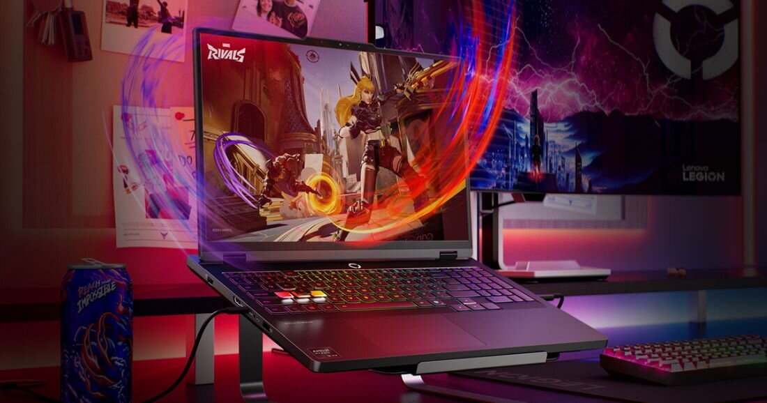 Laptop gamingowy Lenovo Legion z grą akcji na ekranie i efektami świetlnymi wychodzącymi z monitora na stanowisku  - Legion TrueStrike Pełnowymiarowa klawiatura 