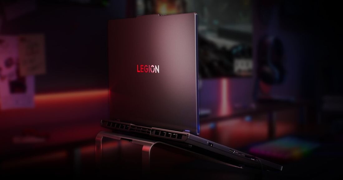 Laptop Lenovo Legion z czerwonym logo i widocznymi portami wentylacyjnymi na tylnym panelu obudowy. - Podświetlenie RGB klawiatury, Kamera 