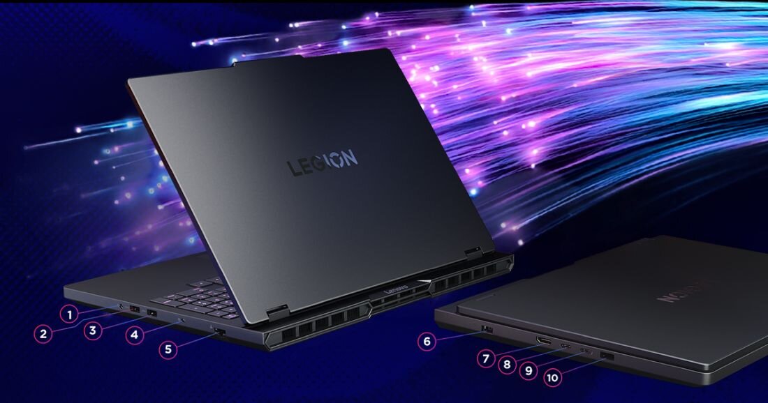  Lenovo Legion Pro grafitowy zamknięty widok z dwóch perspektyw z numerowanymi okręgami fioletowymi wskazującymi porty i złącza, tło ciemnoniebieskie z fioletowymi i turkusowymi liniami energii technologicznej, laptop z tyłu pokazujący porty z numerami 1-5 lewy bok, laptop z przodu pokazujący prawą stronę z numerami 6-10, logo Legion czarne na pokrywie, profesjonalna prezentacja portów złączy HDMI USB-C Thunderbolt dla graczy. - USB-C 3.2 HDMI USB-A 3.2 