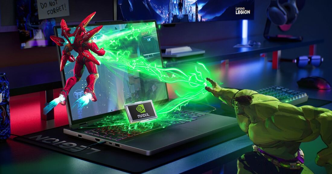 Laptop LENOVO Legion Pro 5 16IAX10 na biurku z figurkami superbohaterów, ekran z grą FPS strzelanką futurystyczną, klawiatura RGB wielokolorowa, logo NVIDIA GeForce RTX z przodu – karta graficzna RTX 5070 architektura NVIDIA Blackwell DLSS 4