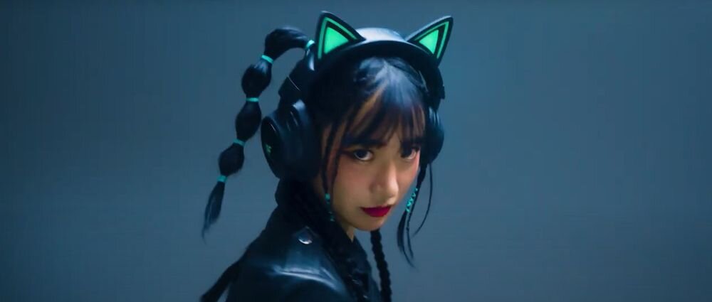 RAZER Kraken Kitty V3 Pro kocie uszy design Chroma RGB gaming, osoba z założonymi słuchawkami nausznymi