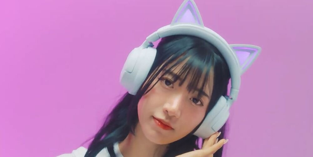 RAZER Kraken Kitty V3 Pro reaktywne RGB Chroma synchronizacja gier, osoba z założonymi słuchawkami nausznymi