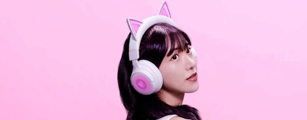 RAZER Kraken Kitty V3 Pro wersje kolorystyczne design, osoba z założonymi słuchawkami nausznymi