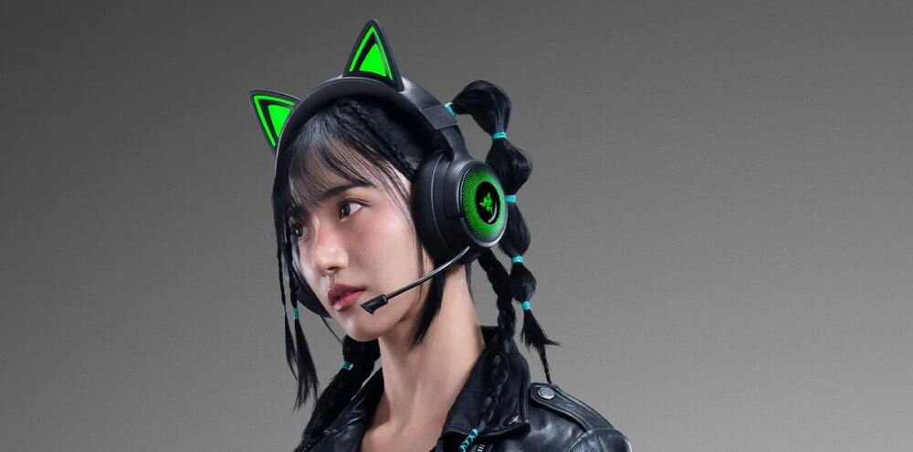 RAZER Kraken Kitty V3 Pro mikrofon HyperClear Super Wideband, osoba z założonymi słuchawkami nausznymi
