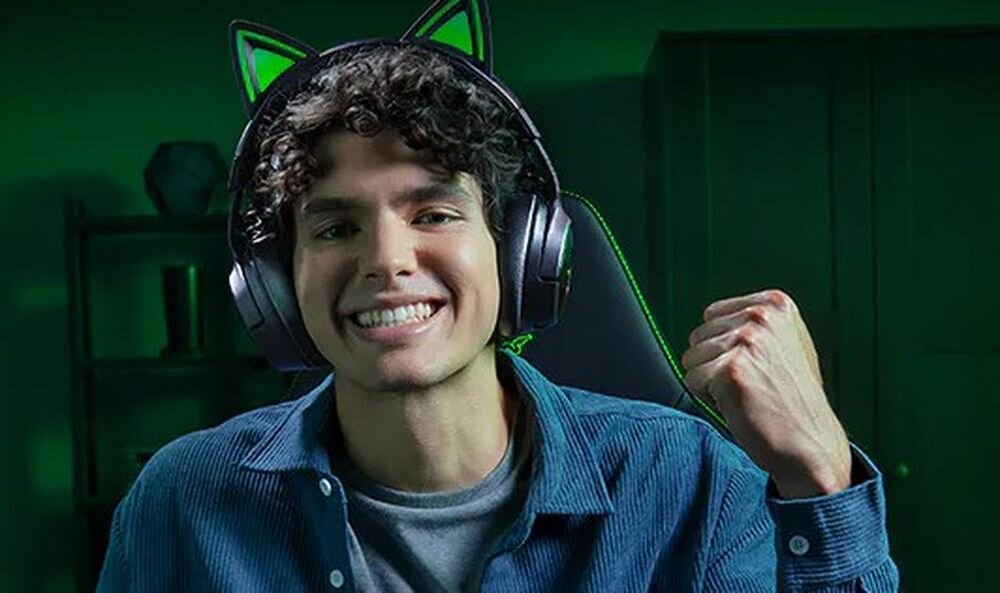 RAZER Kraken Kitty V3 Pro przetworniki TriForce Titanium 40 mm, osoba z założonymi słuchawkami nausznymi