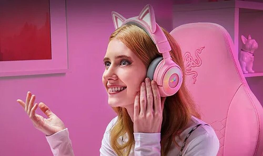 RAZER Kraken Kitty V3 Pro dźwięk przestrzenny 7.1 gaming, osoba z założonymi słuchawkami nausznymi