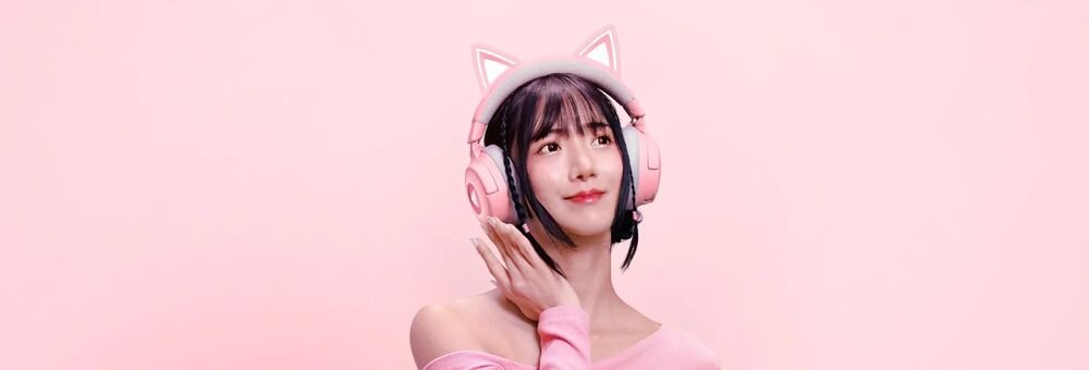 RAZER Kraken Kitty V3 Pro HyperSpeed Bluetooth USB łączność, osoba z założonymi słuchawkami nausznymi