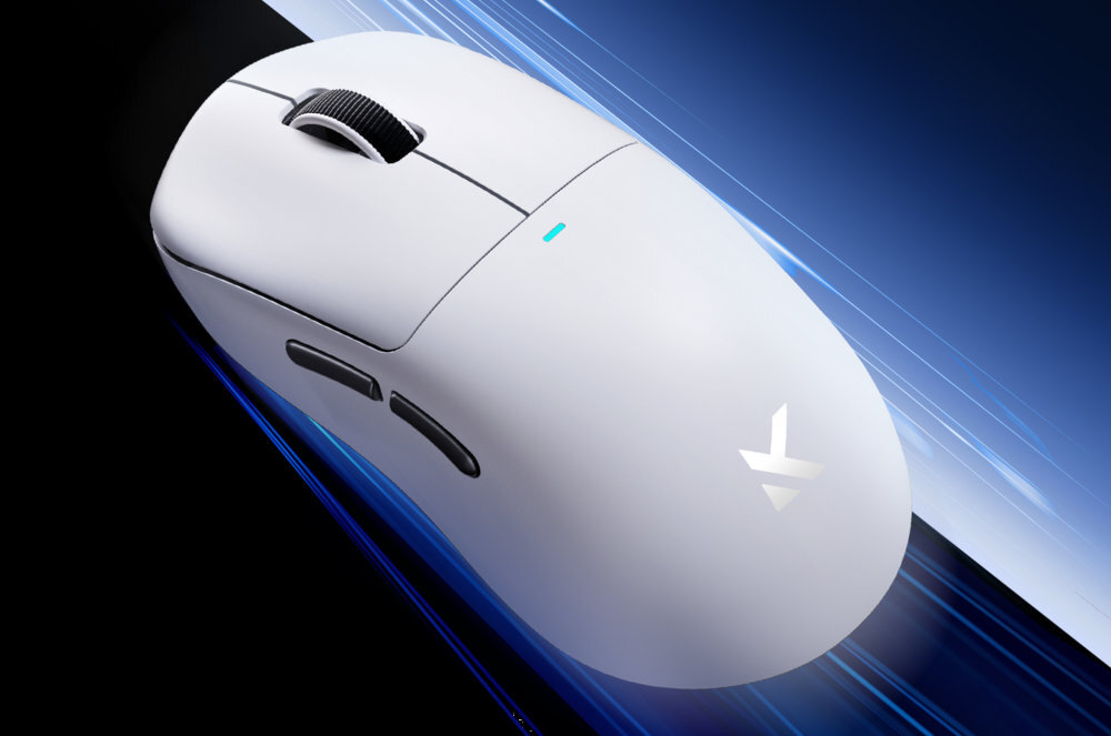 MCHOSE K7 Ultra  MCHOSE K7 Ultra zaawansowanego sensora, częstotliwości odświeżania 8000 Hz oraz optycznych przełączników Omron trzech trybów połączenia, magnetycznej bazie ładującej z podświetleniem RGB układowi Realtek - Biała myszka z logo na dynamicznym niebieskim tle
