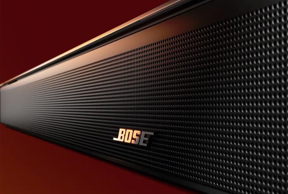 Soundbar BOSE Smart Ultra A.I. Dialogue Mode wyraźne dialogi, kadr na logo bose na urządzeniu