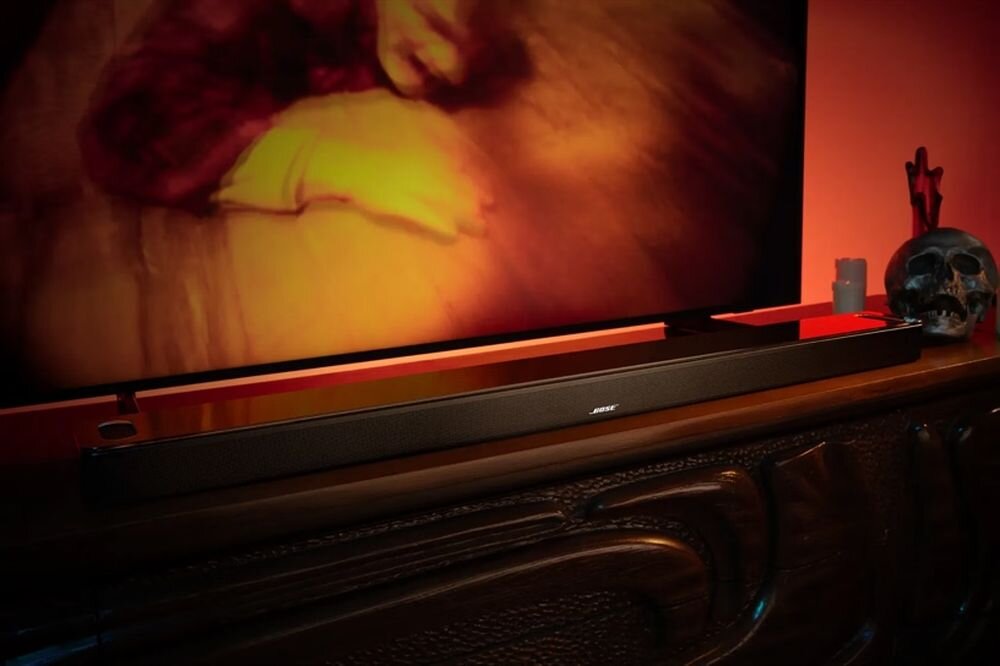 Soundbar BOSE Smart Ultra Wi-Fi Bluetooth AirPlay 2 Spotify Connect Chromecast, soundbar stojący na komodzie pod telewizorem