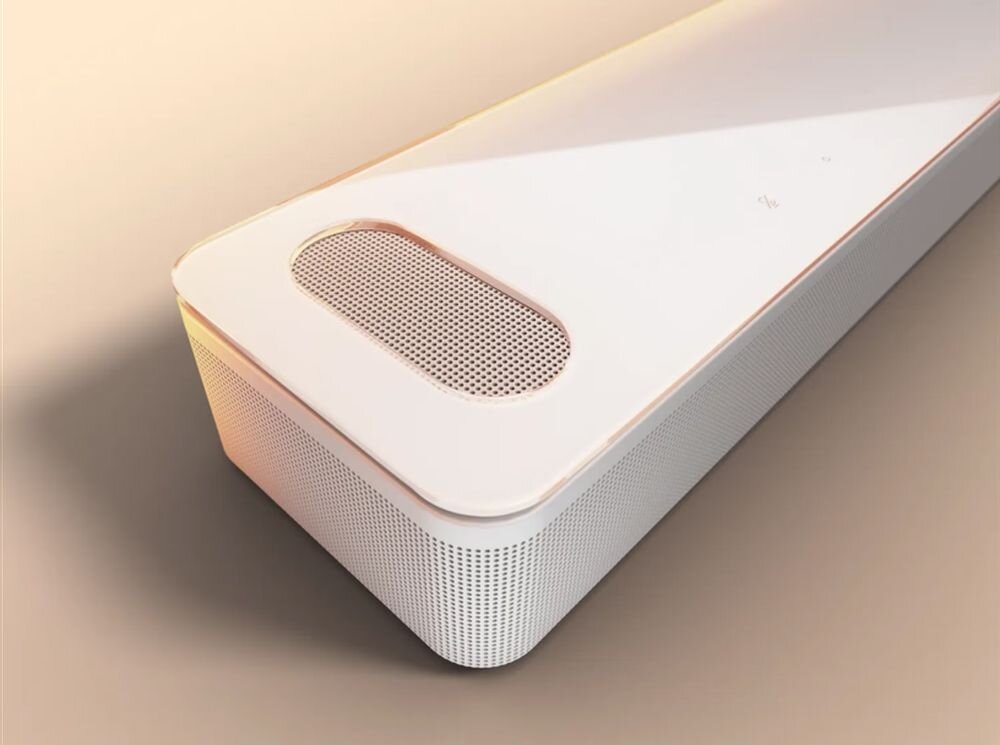Soundbar BOSE Smart Ultra ADAPTiQ kalibracja dźwięku akustyka pomieszczenia, soundbar stojący na beżowej podłodze