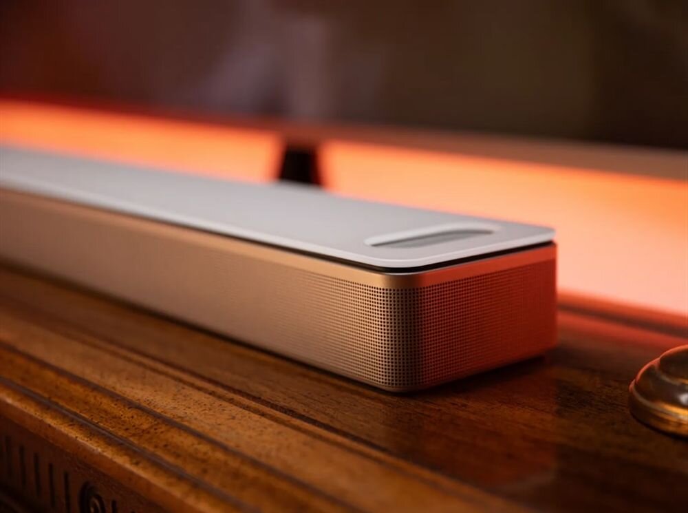 Soundbar BOSE Smart Ultra Voice4Video Alexa Google Assistant sterowanie głosem, soundbar stojący na komodzie